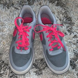 👟Pink & multi-gray Nike air Force 1 size 6y👟